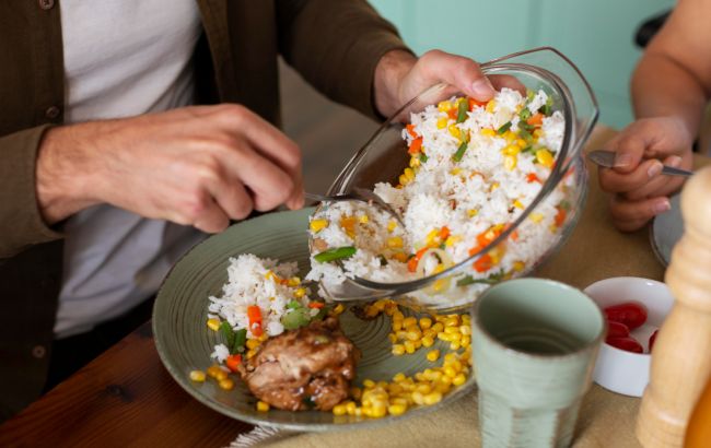 Чому не можна розігрівати їжу більше одного разу: пояснення експертів