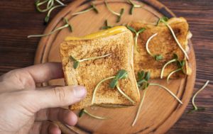 Любите хрустку скоринку? Лікарі пояснили, чому "підгоріла" їжа руйнує ваше ДНК