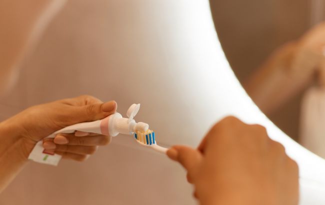 Чи потрібно змивати пасту після чищення зубів: стоматолог здивувала відповіддю
