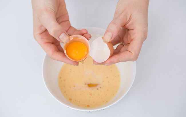 Жовтий чи помаранчевий: від чого залежить колір яєчних жовтків та які корисніші