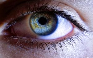 Підійдіть до дзеркала: одна деталь в очах видає критичний рівень холестерину