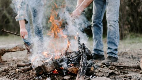 "Прокоптилися" біля багаття? Ось як легко прибрати запах диму з одягу