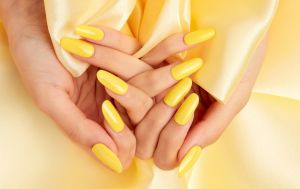 Грошовий манікюр на березень: який колір притягне гроші та кохання