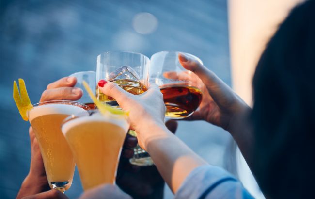 "Зігріває" та "не шкодить": у ці популярні міфи про алкоголь вірять всі