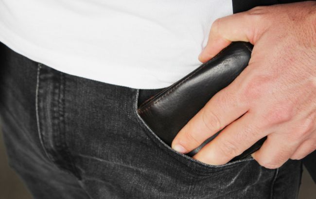 Почему нельзя носить деньги в кармане: это важно знать