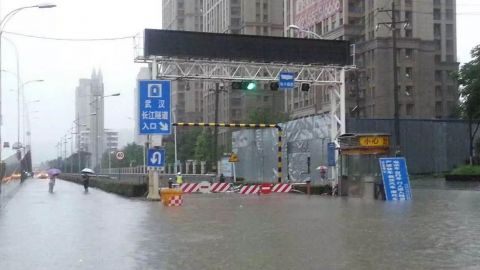 Повені в Китаї: тисячі людей евакуювали, десятки загиблих