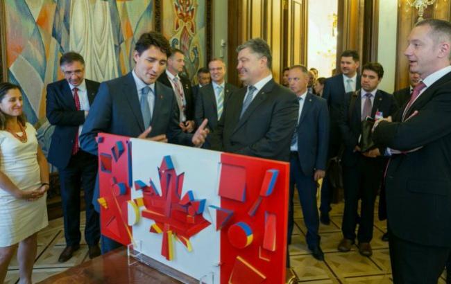 У Києві прем'єру Канади подарували прапор в стилі Малевича