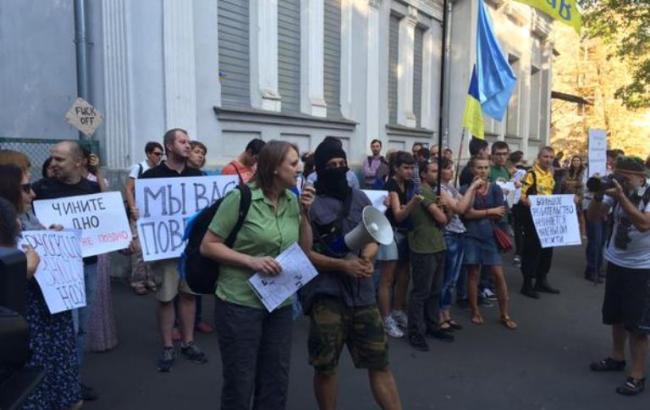 В Харькове под консульством РФ проходит пикет в поддержку Сенцова и Кольченко