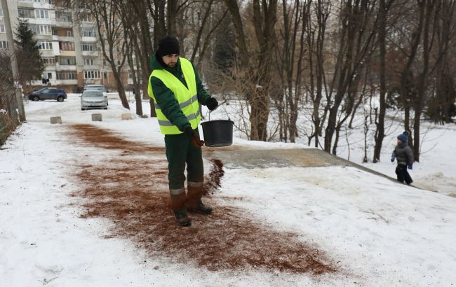 У Львові дороги почали посипати кавовою гущею: українці в подиві