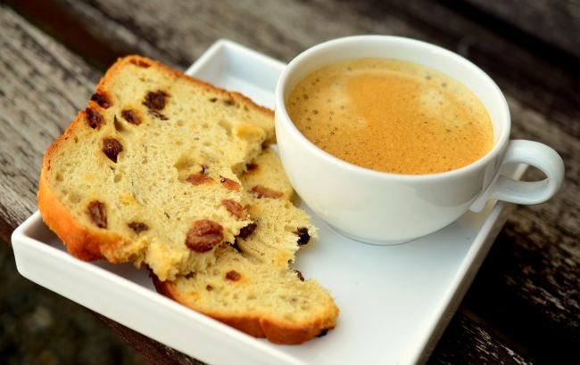 Кулинар поделился простым рецептом манника на кефире: недорого и бесподобно вкусно!