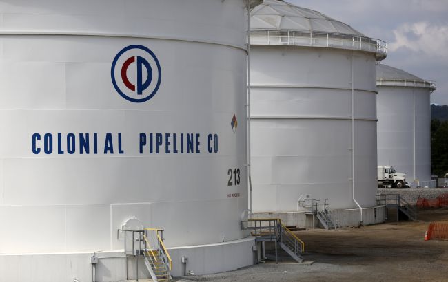 Поставки бензина в США сокращаются после хакерской атаки на трубопровод Colonial Pipeline