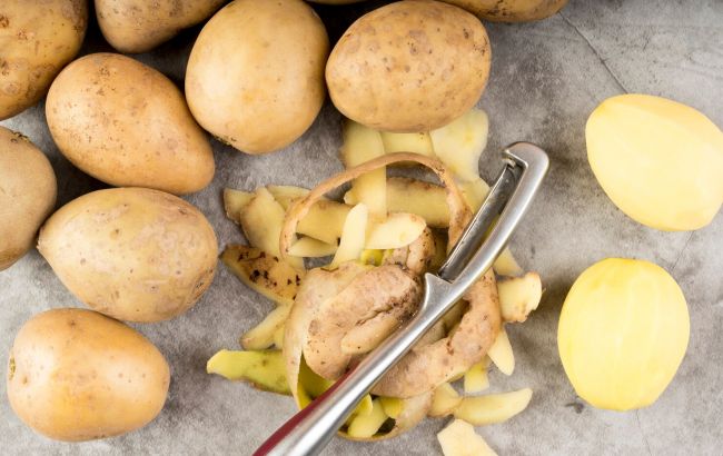 Не выбрасывайте картофельные шкурки! 5 вариантов использования в быту, которые вам понравятся