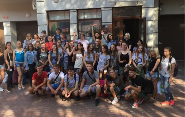 Українських школярів відправили в РФ для участі в програмі "Здрастуй, Росіє"