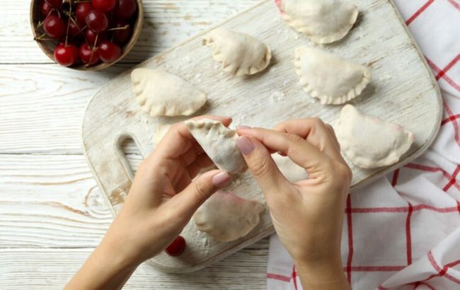 Не будуть розвалюватись: як приготувати ідеальне тісто на вареники