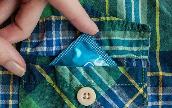 "Пусть поделятся генофондом с нами": продавщицу уволили из-за того, что она продавала проколотые презервативы