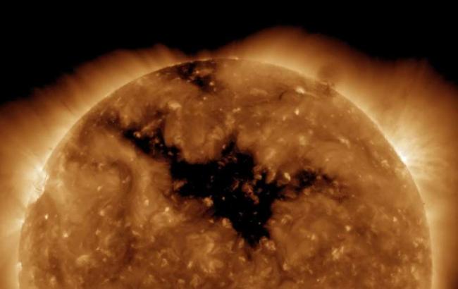 NASA показало образование огромной дыры на Солнце