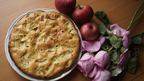 Кулінар поділився "швидким" рецептом шарлотки з яблуками: впорається навіть початківець!