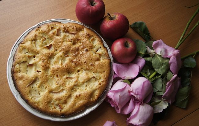 Кулинар поделился "быстрым" рецептом шарлотки с яблоками: справится даже начинающий!