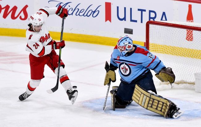 Воротар "Вінніпега" з чотирма десятками сейвів став головною зіркою вечора НХЛ: відео