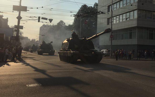 "Красотища!": Киевлян впечатлила военная техника на улицах столицы