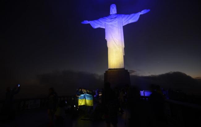 В Бразилии подсветили сине-желтым статую Христа-Спасителя