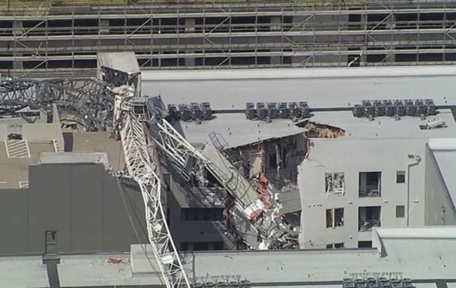 У США будівельний кран впав на житловий комплекс