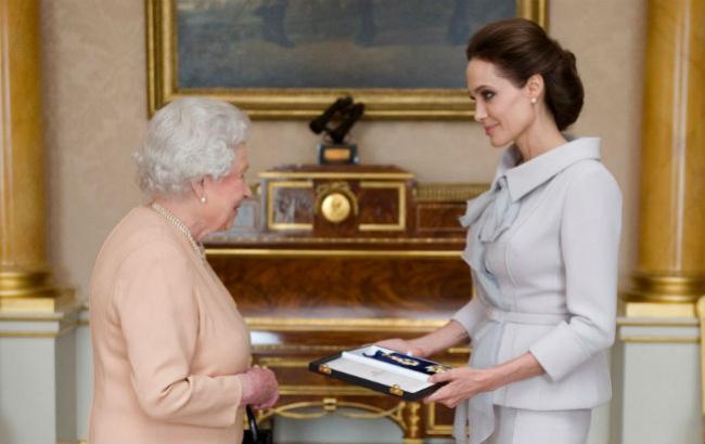 Анджелина Джоли рассказала, как королева Елизавета II повлияла на ее детей