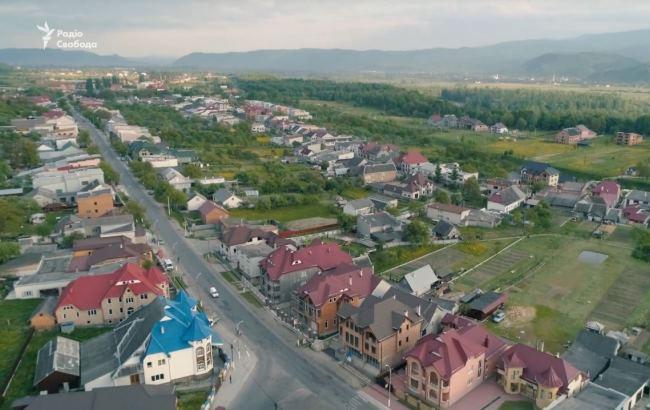 "Продавали семечки": в сети показали украинское село с самыми огромными домами в стране
