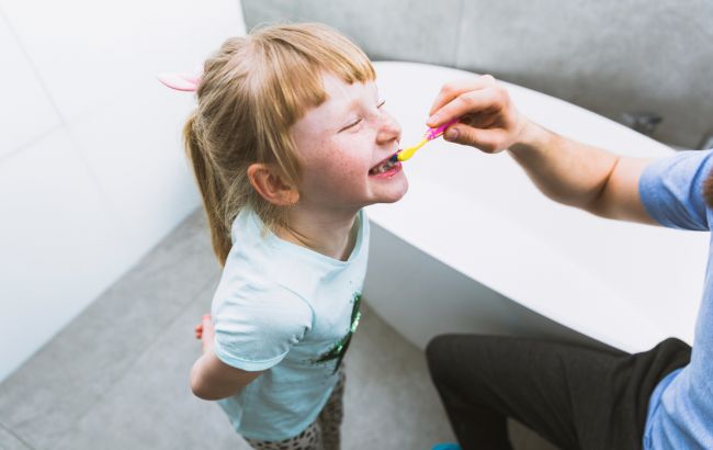 Прорізування зубів у дітей: стоматолог розповіла, що є нормою, а коли треба панікувати