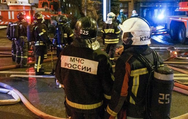 В Москве произошел пожар возле здания Федеральной таможенной службы, раздаются взрывы