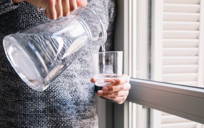 Експерт розповів, що буде з організмом, якщо пити забагато води