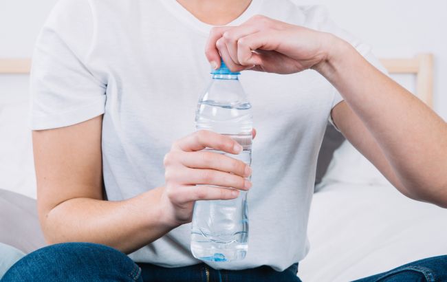 Чи безпечно пити воду з пластикових пляшок: про це не усі знають