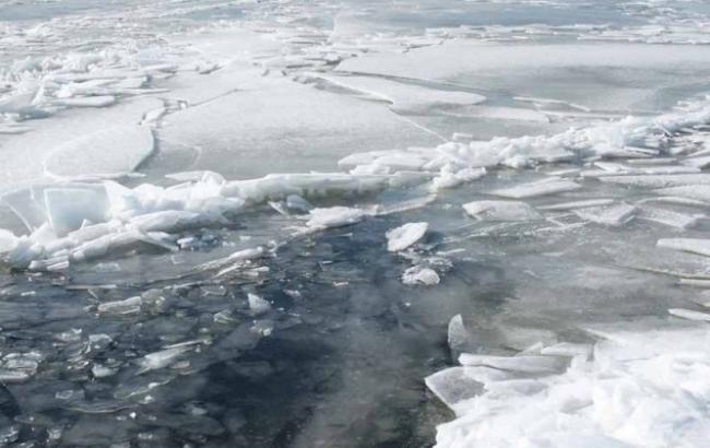 В Черкасской области два парня спасли из-подо льда женщину с собакой