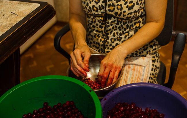 Ці прості способи допоможуть швидко видалити кісточки з вишень і черешень