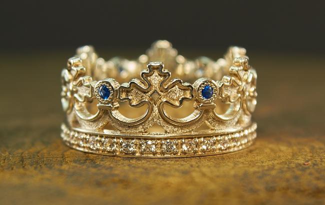 Золотое кольцо-корона –  роскошь достойная настоящих аристократов