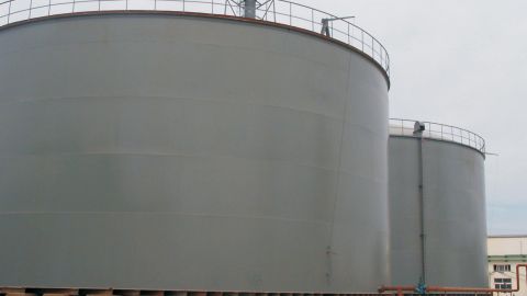 Цены на нефть продолжили падение из-за нехватки хранилищ