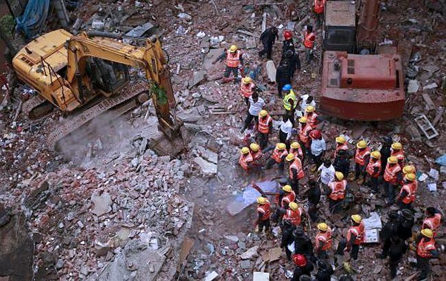 Число жертв обрушения здания в Индии возросло до 16
