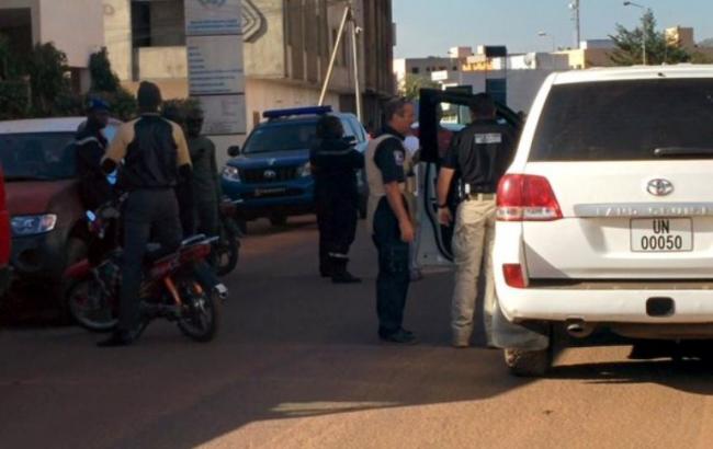 Из отеля в Мали освободили двоих заложников