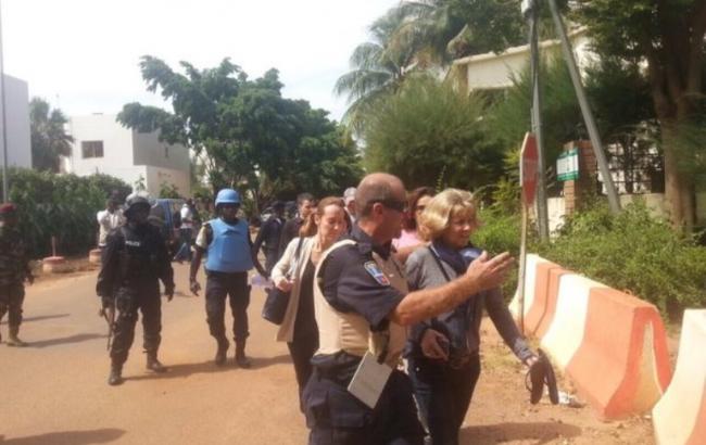 Захват заложников в Мали: 137 человек остаются в отеле