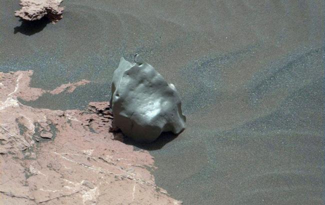 На Марсе нашли огромный кусок металла