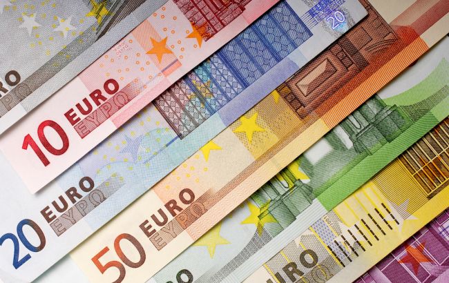 Курс евро начал снижаться после максимума почти за три года