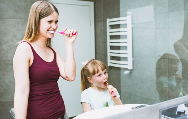 Чего не должно быть в детской зубной пасте: эти вещества повреждают эмаль
