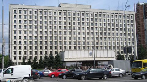 Біля будівлі ЦВК група людей завадила російському тележурналісту