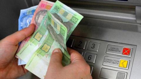 Вода з бювету, акціонні товари і ніяких розваг: як жити на "мінімалку" і не вмерти з голоду