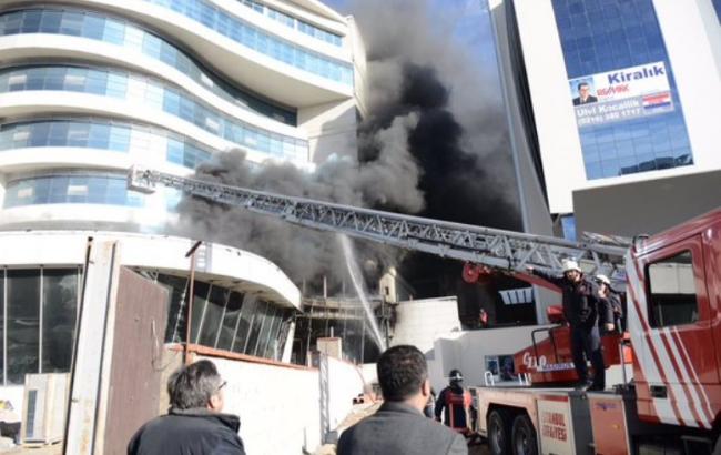 У Стамбулі у недобудованому готелі сталася пожежа