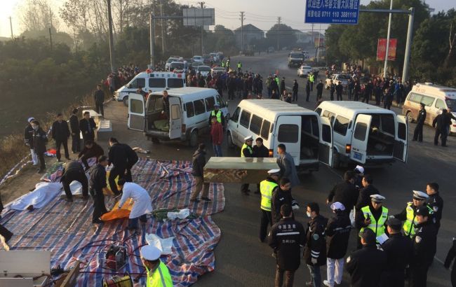 У Китаї автобус впав в озеро, 18 загиблих