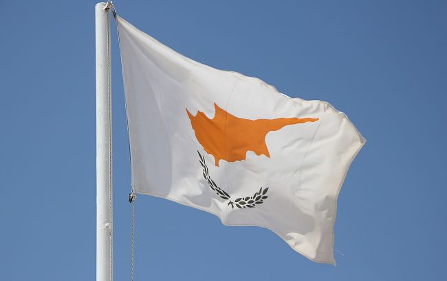 Кіпр анулює "золоті паспорти" чотирьох росіян, які потрапили під санкції, - Reuters