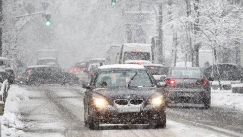 Четвертый день снегопадов в Киеве: идут сильные морозы, школы и ярмарки закрыты