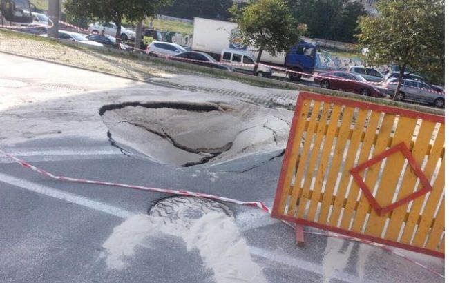 У Києві на бульварі Дружби народів провалився асфальт