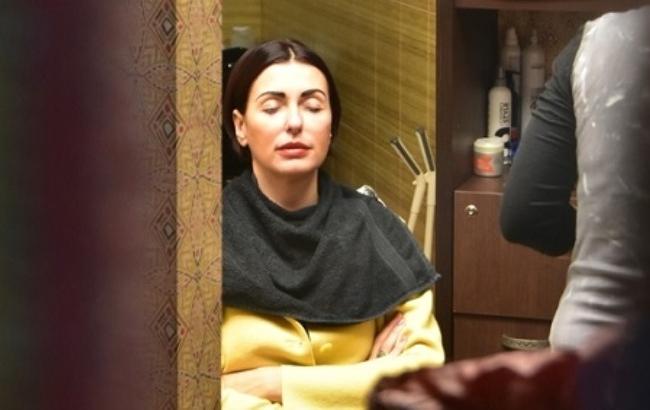 Жена Яценюка делала брови, пока муж отчитывался о работе